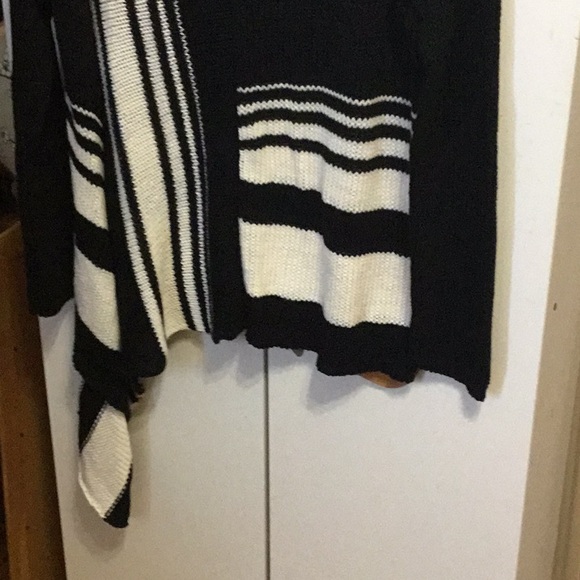 Asymmetrical hem sweater 4 for $20❤️ - Picture 2 of 3
